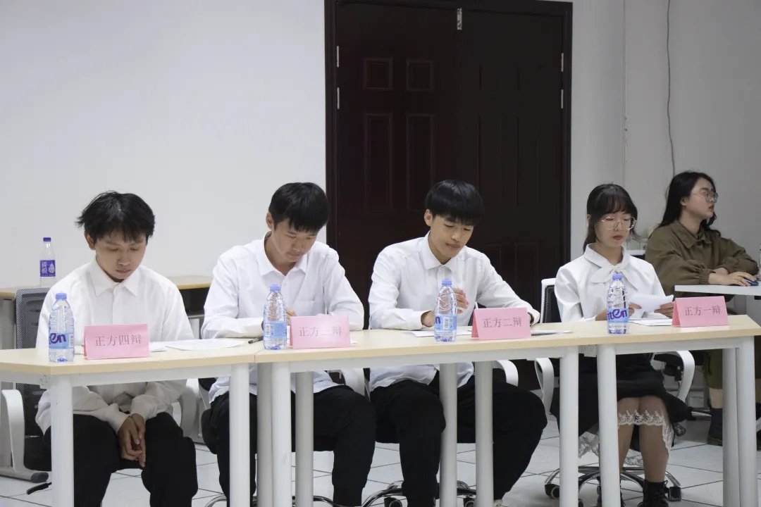 班分别获得亚军和季军,其中21网络与新媒体1班的郑家鑫以其出色的表现