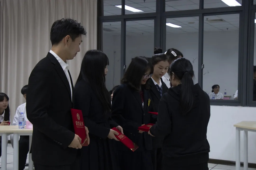 班分别获得亚军和季军,其中21网络与新媒体1班的郑家鑫以其出色的表现