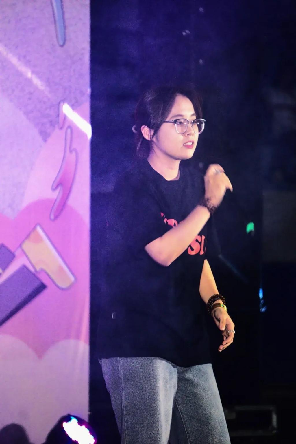 的眼睛眯着笑我们《逆战》逆风而上青春要做暴风少年"热血逆流而上