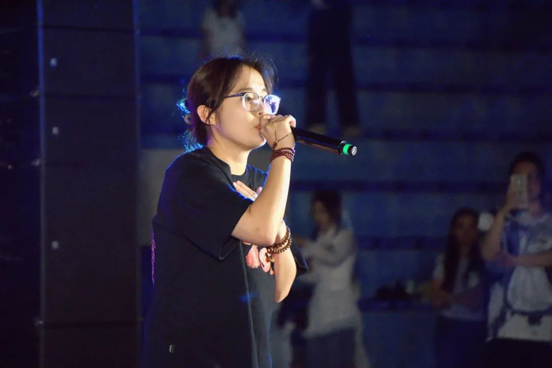 的眼睛眯着笑我们《逆战》逆风而上青春要做暴风少年"热血逆流而上