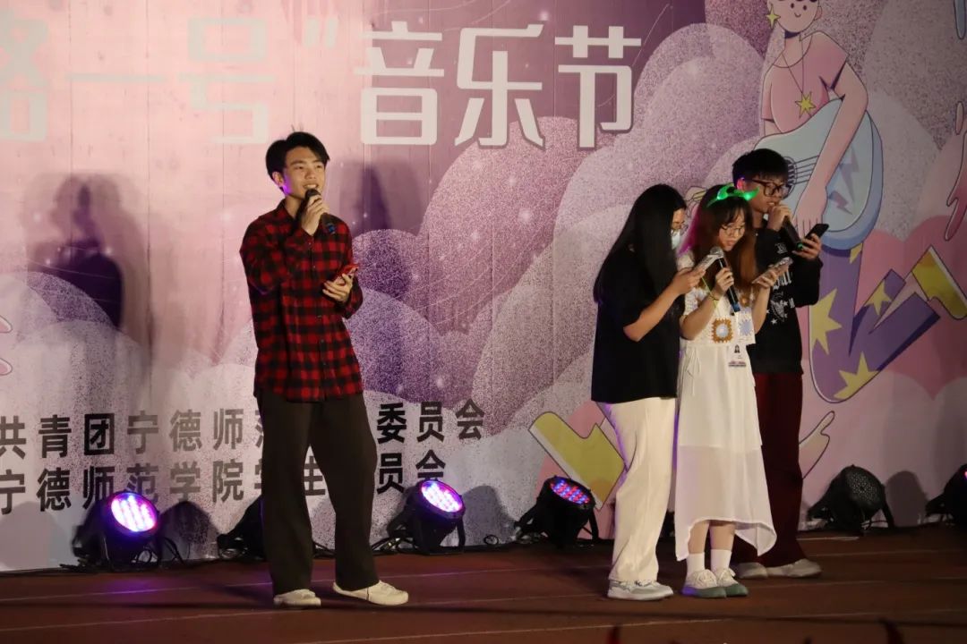 的眼睛眯着笑我们《逆战》逆风而上青春要做暴风少年"热血逆流而上