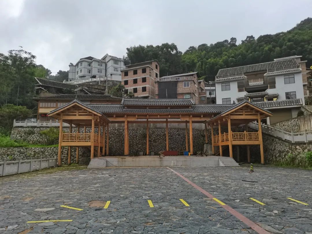 后门坪村是福安雷姓发源地,整个村子坐落于盘旋的山路上,自然环境优美